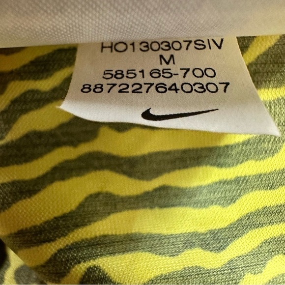 Nike Foldaway Light Running Safari Print
Jacket. Size Medium - Picture 11 of 12